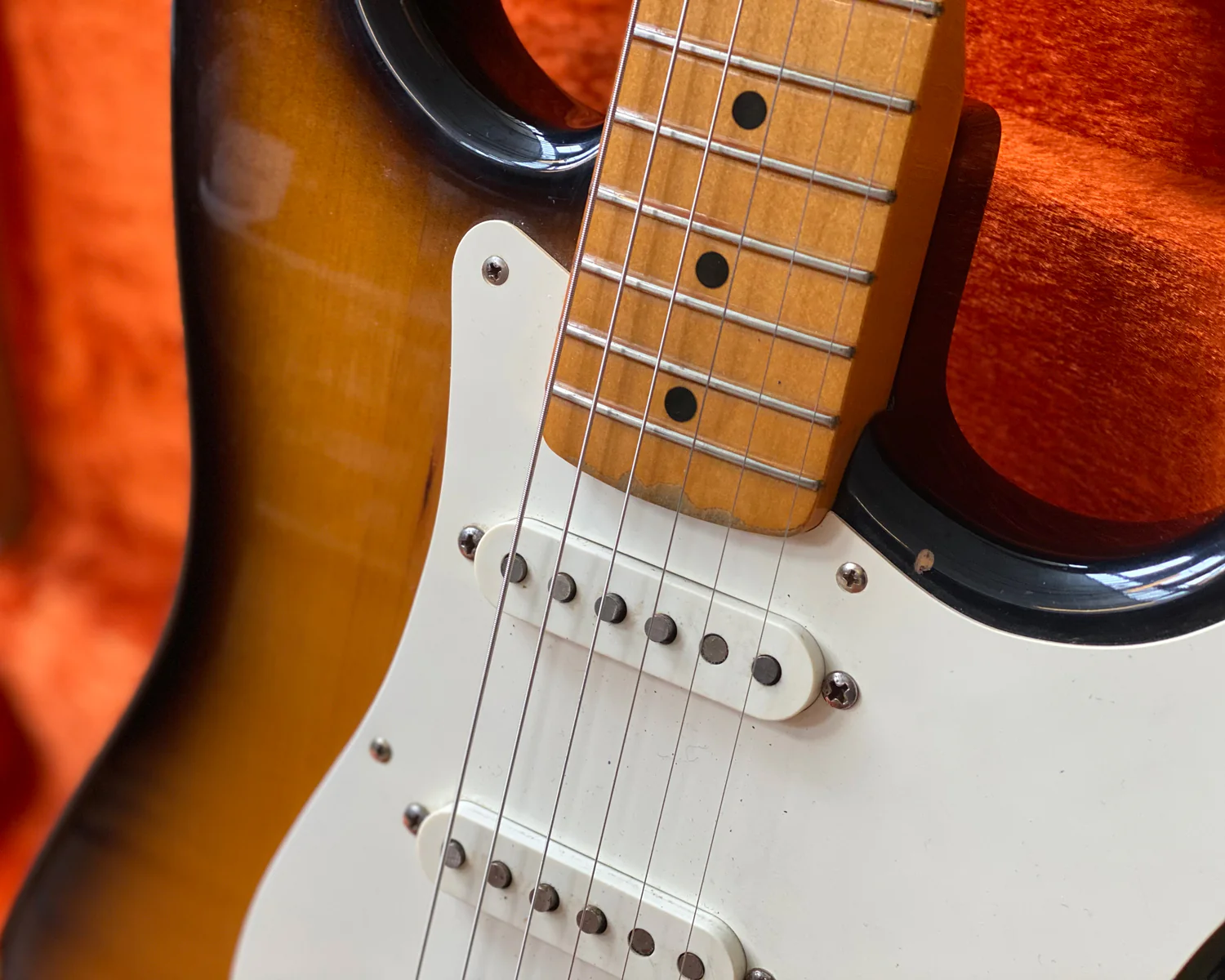 '94 Fender US Vintage Series - '57 Reissue Stratocaster - 2 Colour Sunburst - Image 4