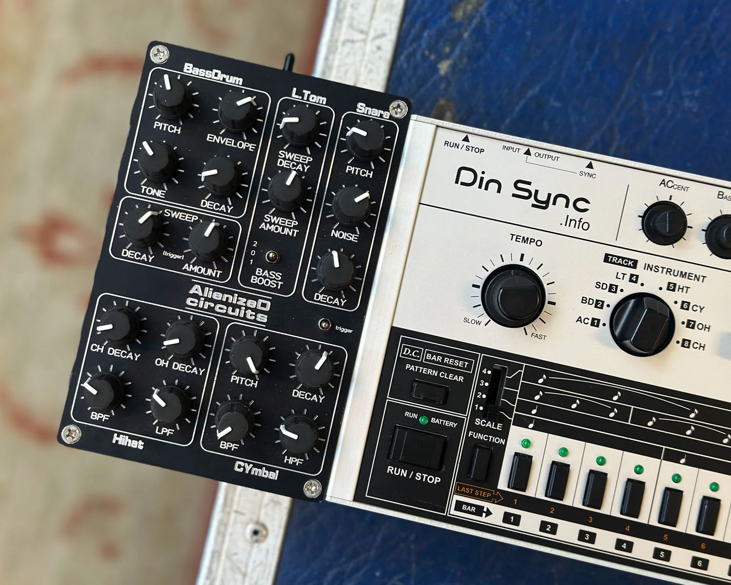 Din Sync RE-606 w/ AlienizeD mk2 Mod - Image 2